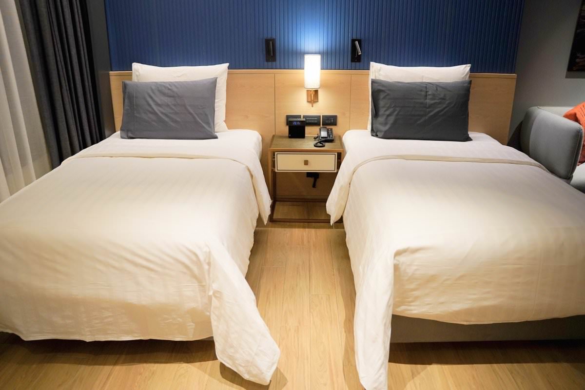 【曼谷飯店推薦】曼谷新浩中央酒店 Sindhorn Midtown Hotel Bangkok｜BTS Chit Lom大空間房型、無邊際泳池、高空酒吧曼谷飯店推薦！