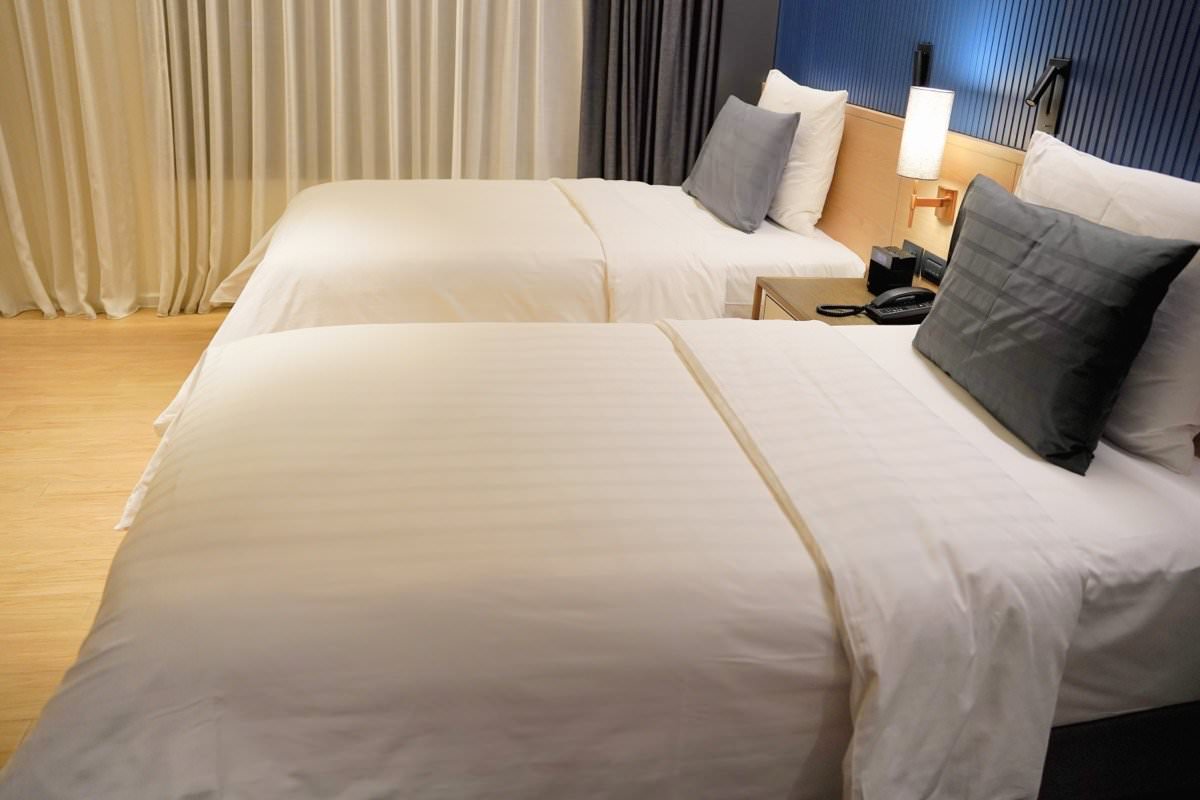 【曼谷飯店推薦】曼谷新浩中央酒店 Sindhorn Midtown Hotel Bangkok｜BTS Chit Lom大空間房型、無邊際泳池、高空酒吧曼谷飯店推薦！