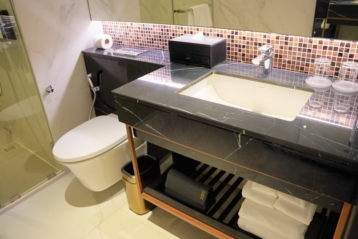 【曼谷飯店推薦】曼谷新浩中央酒店 Sindhorn Midtown Hotel Bangkok｜BTS Chit Lom大空間房型、無邊際泳池、高空酒吧曼谷飯店推薦！