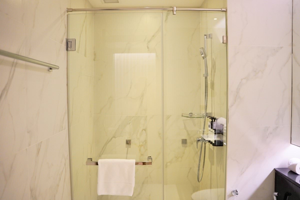 【曼谷飯店推薦】曼谷新浩中央酒店 Sindhorn Midtown Hotel Bangkok｜BTS Chit Lom大空間房型、無邊際泳池、高空酒吧曼谷飯店推薦！