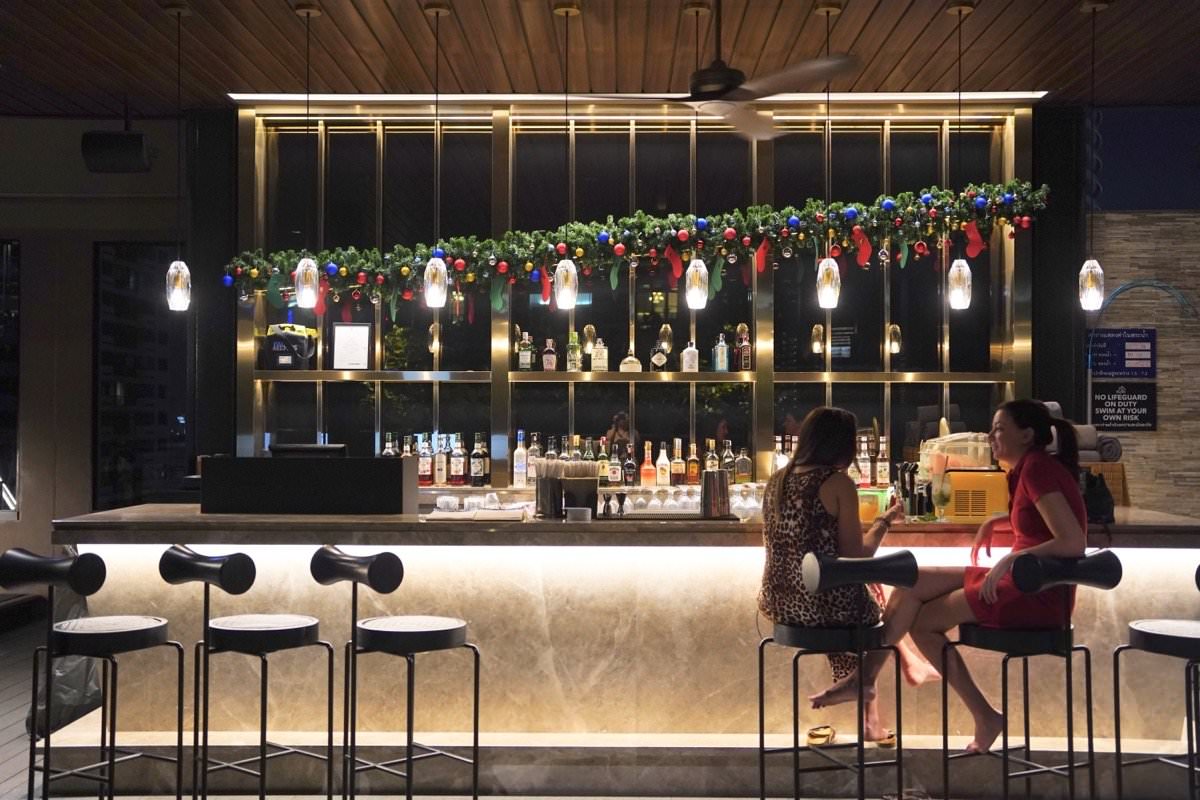 【曼谷飯店推薦】曼谷新浩中央酒店 Sindhorn Midtown Hotel Bangkok｜BTS Chit Lom大空間房型、無邊際泳池、高空酒吧曼谷飯店推薦！