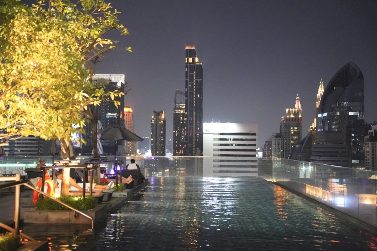 【曼谷飯店推薦】曼谷新浩中央酒店 Sindhorn Midtown Hotel Bangkok｜BTS Chit Lom大空間房型、無邊際泳池、高空酒吧曼谷飯店推薦！