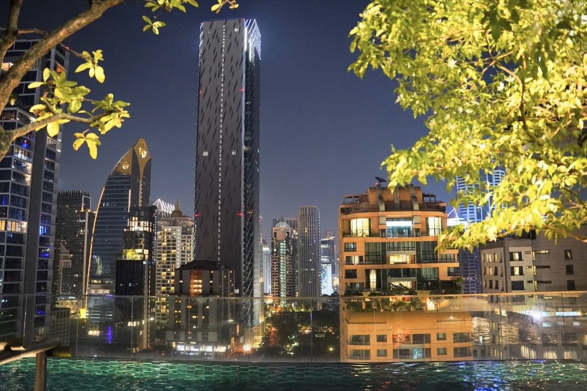【曼谷飯店推薦】曼谷新浩中央酒店 Sindhorn Midtown Hotel Bangkok｜BTS Chit Lom大空間房型、無邊際泳池、高空酒吧曼谷飯店推薦！