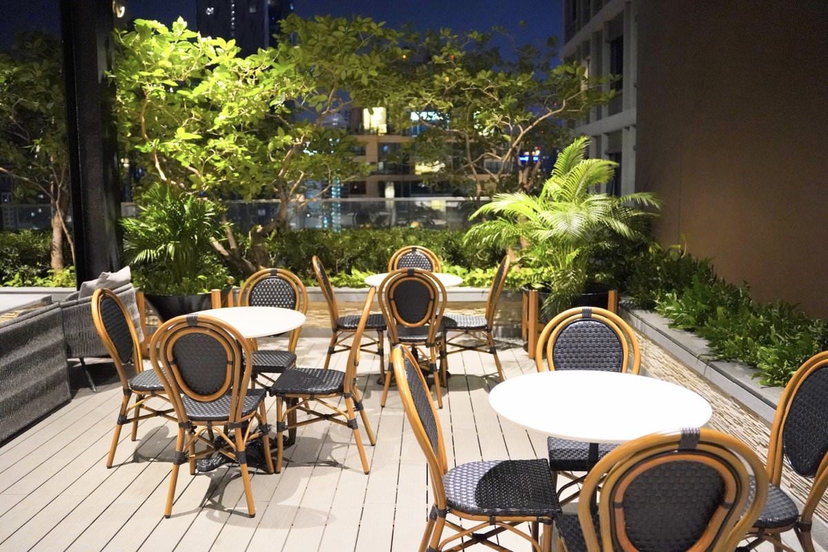 【曼谷飯店推薦】曼谷新浩中央酒店 Sindhorn Midtown Hotel Bangkok｜BTS Chit Lom大空間房型、無邊際泳池、高空酒吧曼谷飯店推薦！