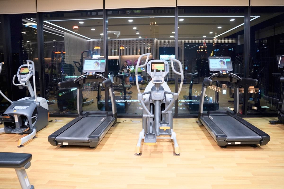 【曼谷飯店推薦】曼谷新浩中央酒店 Sindhorn Midtown Hotel Bangkok｜BTS Chit Lom大空間房型、無邊際泳池、高空酒吧曼谷飯店推薦！