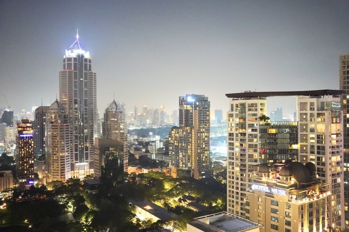 【曼谷飯店推薦】曼谷新浩中央酒店 Sindhorn Midtown Hotel Bangkok｜BTS Chit Lom大空間房型、無邊際泳池、高空酒吧曼谷飯店推薦！