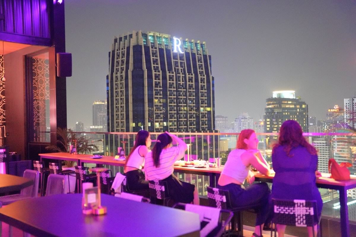 【曼谷飯店推薦】曼谷新浩中央酒店 Sindhorn Midtown Hotel Bangkok｜BTS Chit Lom大空間房型、無邊際泳池、高空酒吧曼谷飯店推薦！