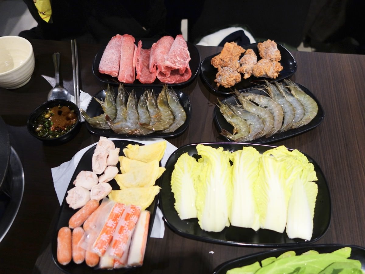 中壢火鍋推薦|嘉義老牌石頭火鍋(中壢店),爆炒味飄香湯頭好好喝~ - 第1張圖 中壢火鍋推薦|嘉義老牌石頭火鍋(中壢店),爆炒味飄香湯頭好好喝~