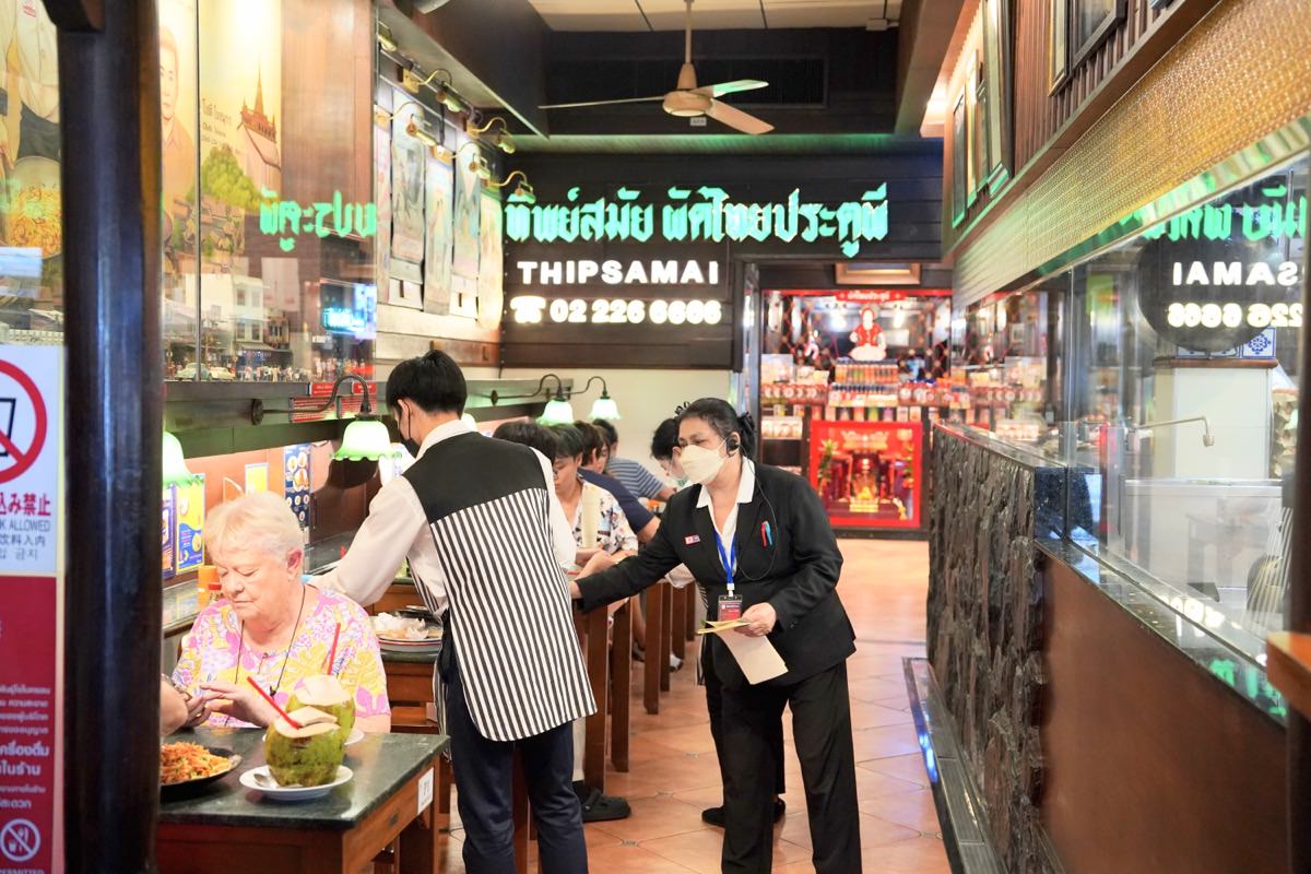 【曼谷美食推薦】THIPSAMAI Pad Thai鬼門炒河粉本店，漫步舊城區美味米其林必比登午餐享受～