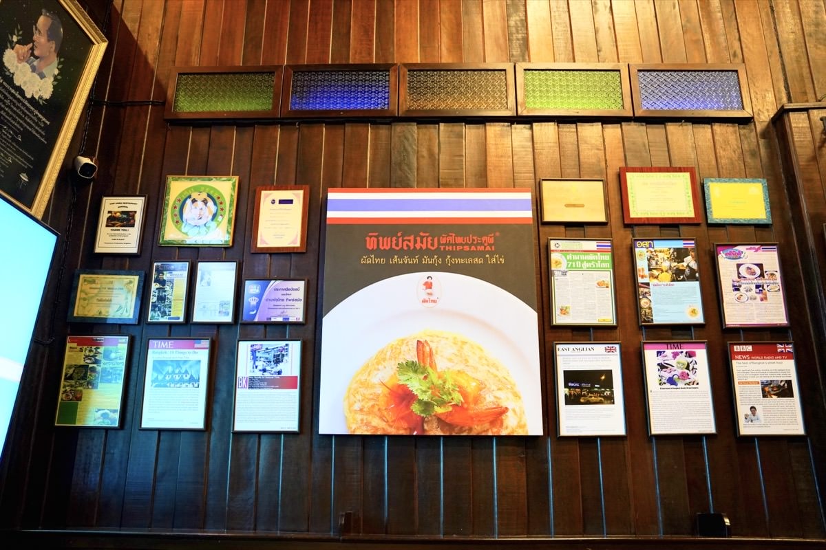 【曼谷美食推薦】THIPSAMAI Pad Thai鬼門炒河粉本店，漫步舊城區美味米其林必比登午餐享受～