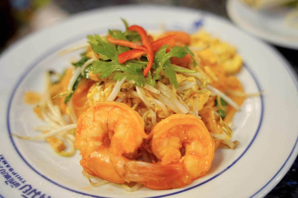 【曼谷美食推薦】THIPSAMAI Pad Thai鬼門炒河粉本店，漫步舊城區美味米其林必比登午餐享受～