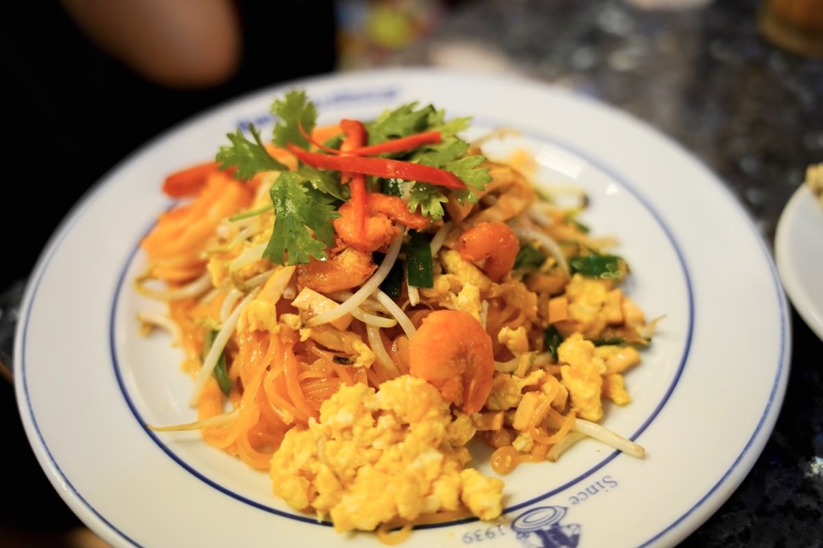 【曼谷美食推薦】THIPSAMAI Pad Thai鬼門炒河粉本店，漫步舊城區美味米其林必比登午餐享受～