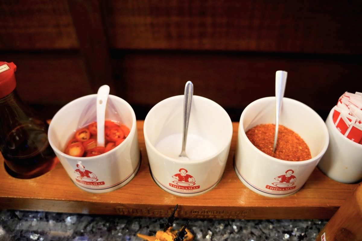 【曼谷美食推薦】THIPSAMAI Pad Thai鬼門炒河粉本店，漫步舊城區美味米其林必比登午餐享受～