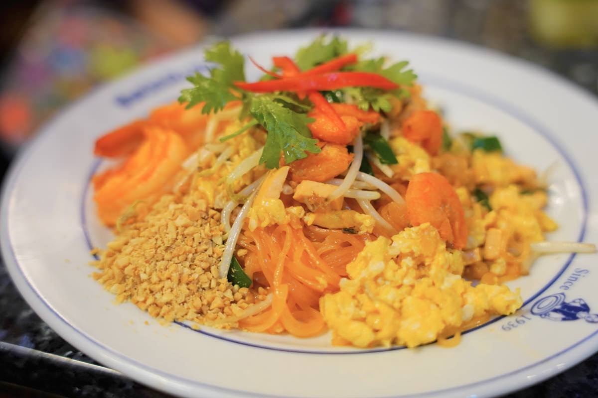 【曼谷美食推薦】THIPSAMAI Pad Thai鬼門炒河粉本店，漫步舊城區美味米其林必比登午餐享受～