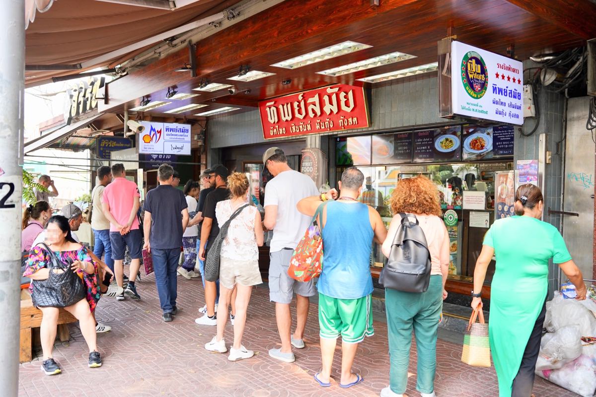 【曼谷美食推薦】THIPSAMAI Pad Thai鬼門炒河粉本店，漫步舊城區美味米其林必比登午餐享受～