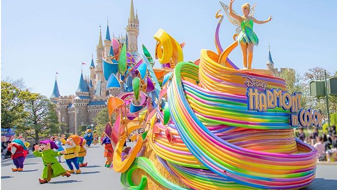 【東京迪士尼樂園遊行】遊行表演時間與必看迪士尼煙火璀璨夜空！