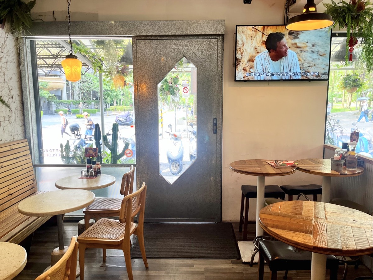 【台北美式餐廳】紐澳良小廚Nola Kitchen(信義象山店)・必點楓糖鬆餅炸雞、艾爾精釀啤酒買一送一！