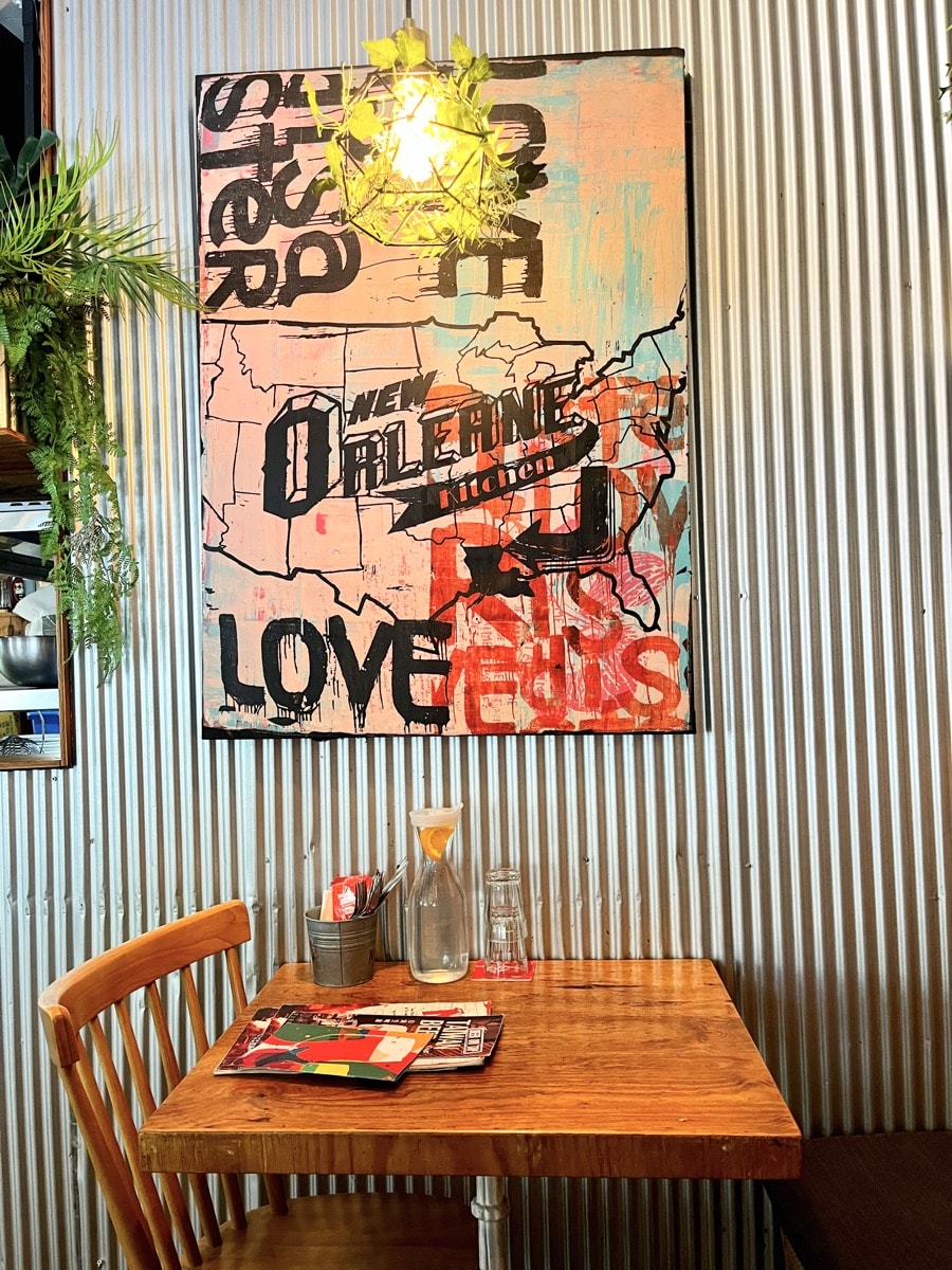 【台北美式餐廳】紐澳良小廚Nola Kitchen(信義象山店)・必點楓糖鬆餅炸雞、艾爾精釀啤酒買一送一！