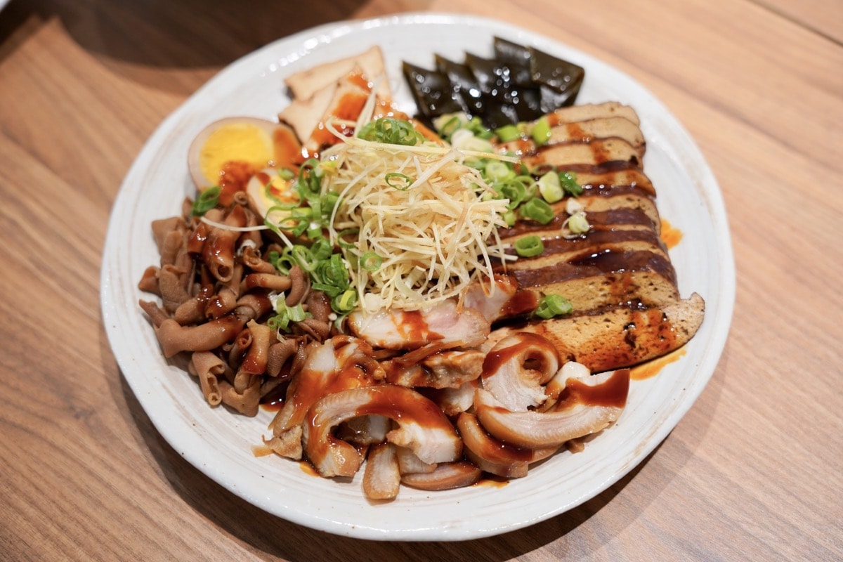 【中壢麵店推薦】尋味麵舖。中大壢中美味麵舖，必點超好吃椒麻皮蛋擔擔麵、老北京炸醬麵、牛肉麵！