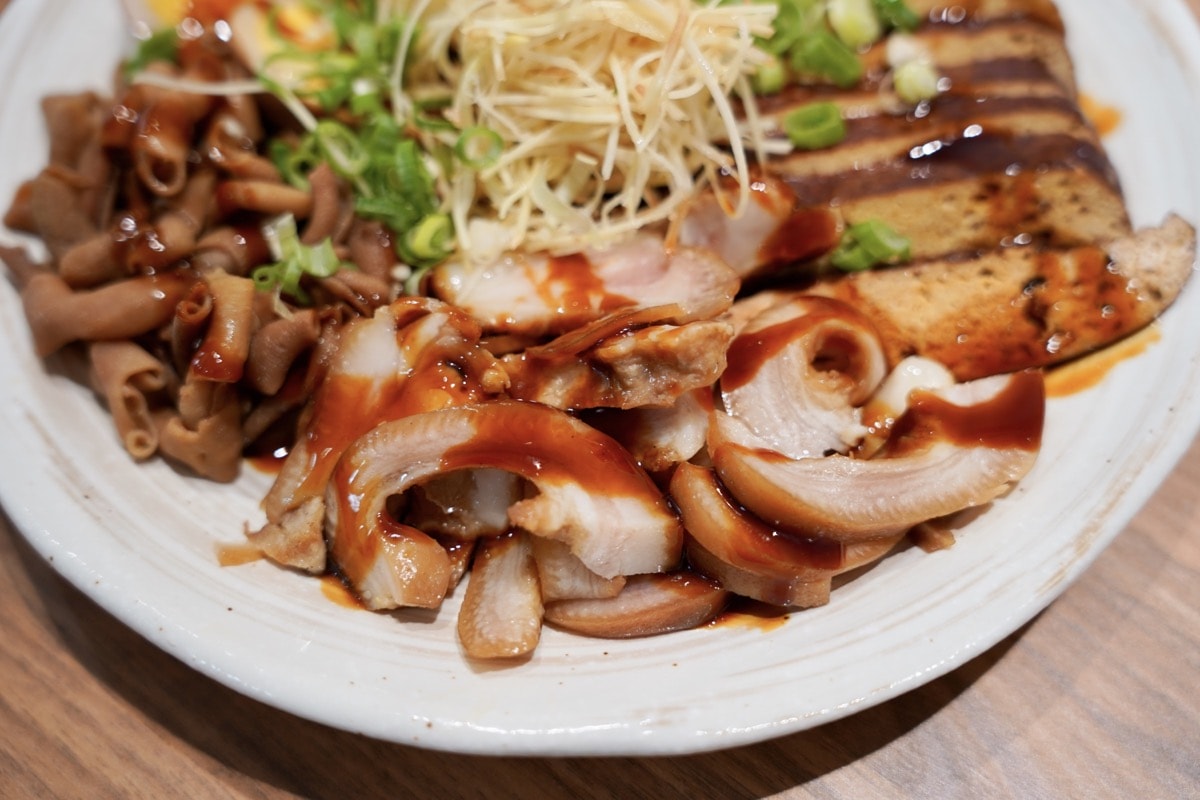 【中壢麵店推薦】尋味麵舖。中大壢中美味麵舖，必點超好吃椒麻皮蛋擔擔麵、老北京炸醬麵、牛肉麵！