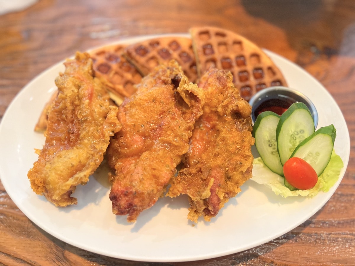 【台北美式餐廳】紐澳良小廚Nola Kitchen(信義象山店)・必點楓糖鬆餅炸雞、艾爾精釀啤酒買一送一！