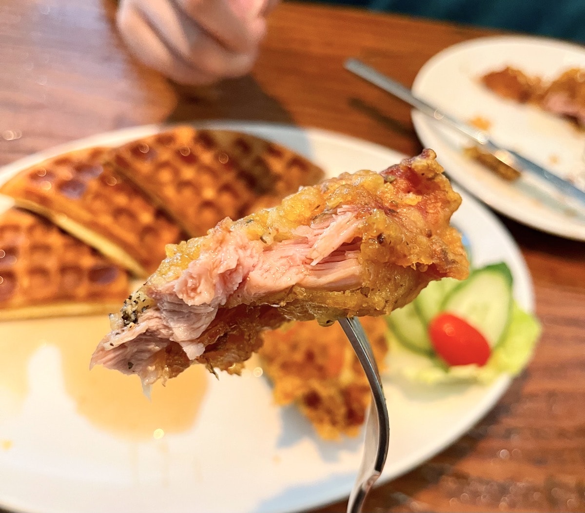 【台北美式餐廳】紐澳良小廚Nola Kitchen(信義象山店)・必點楓糖鬆餅炸雞、艾爾精釀啤酒買一送一！