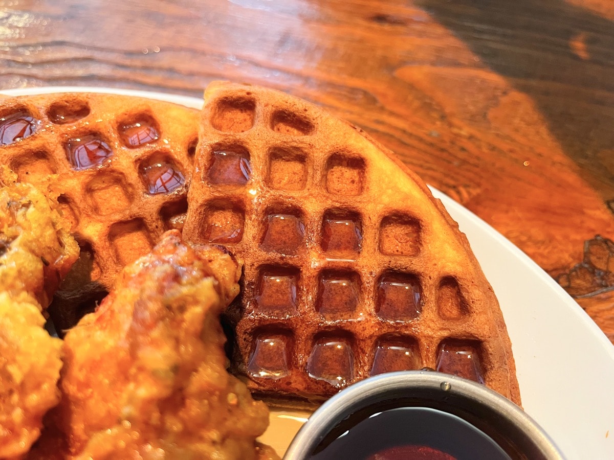 【台北美式餐廳】紐澳良小廚Nola Kitchen(信義象山店)・必點楓糖鬆餅炸雞、艾爾精釀啤酒買一送一！