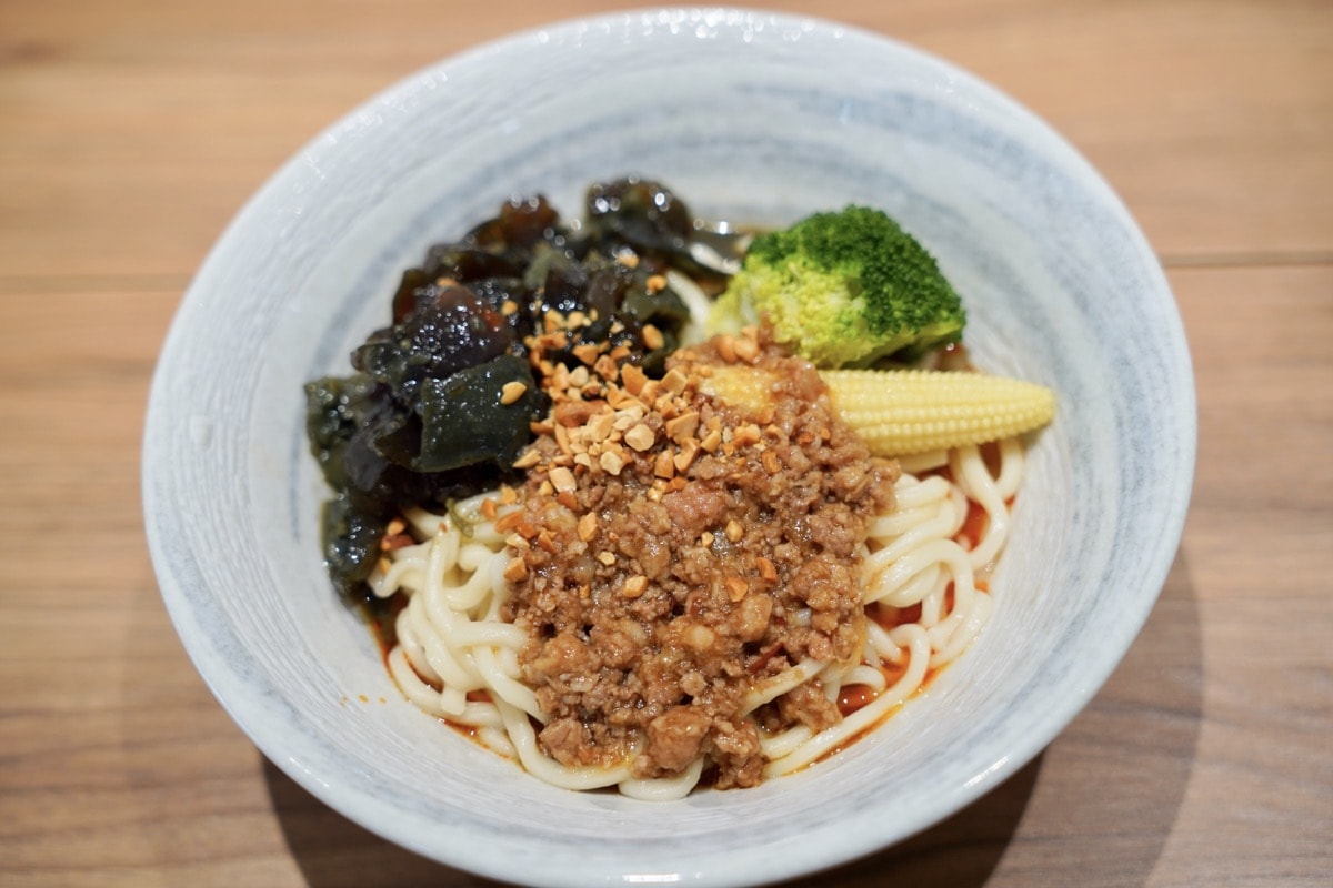 【中壢麵店推薦】尋味麵舖。中大壢中美味麵舖，必點超好吃椒麻皮蛋擔擔麵、老北京炸醬麵、牛肉麵！