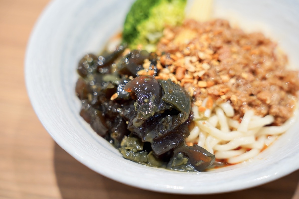 【中壢麵店推薦】尋味麵舖。中大壢中美味麵舖，必點超好吃椒麻皮蛋擔擔麵、老北京炸醬麵、牛肉麵！