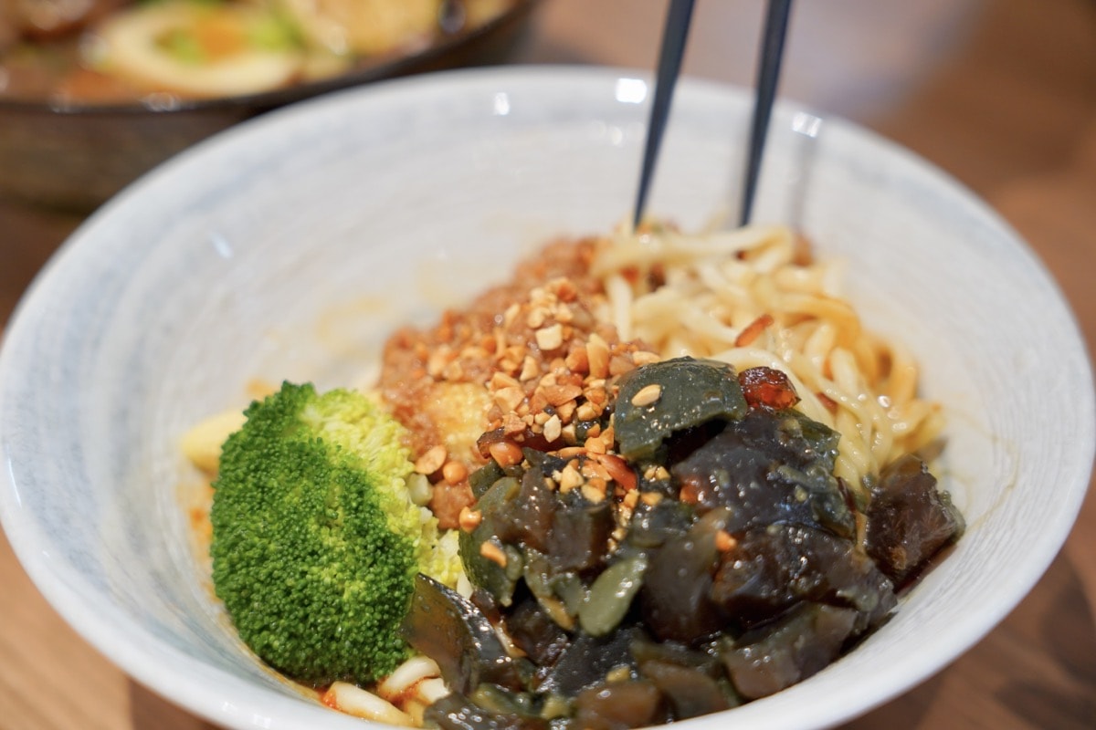 【中壢麵店推薦】尋味麵舖。中大壢中美味麵舖，必點超好吃椒麻皮蛋擔擔麵、老北京炸醬麵、牛肉麵！