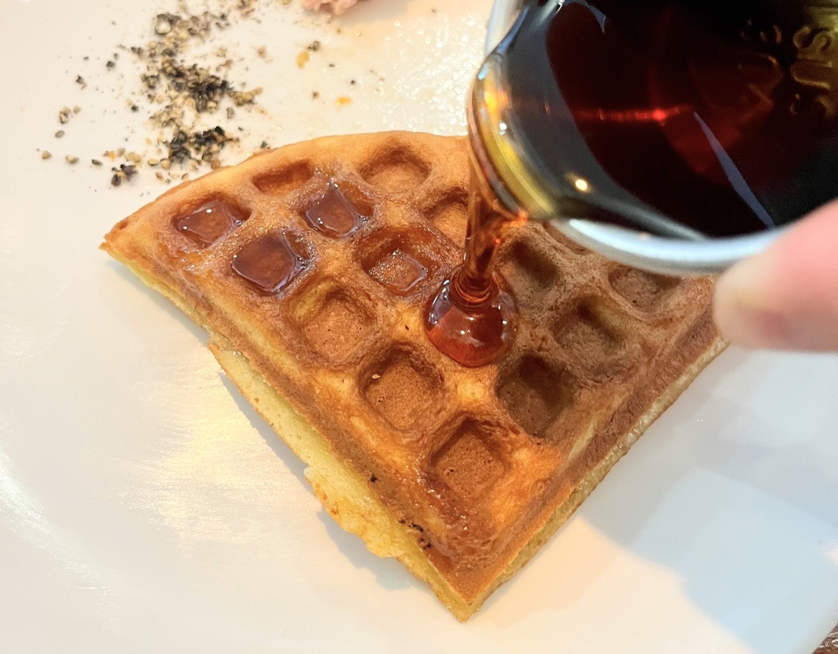 【台北美式餐廳】紐澳良小廚Nola Kitchen(信義象山店)・必點楓糖鬆餅炸雞、艾爾精釀啤酒買一送一！