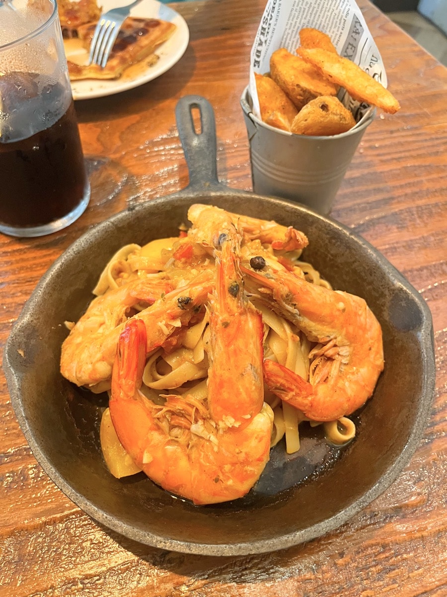 【台北美式餐廳】紐澳良小廚Nola Kitchen(信義象山店)・必點楓糖鬆餅炸雞、艾爾精釀啤酒買一送一！