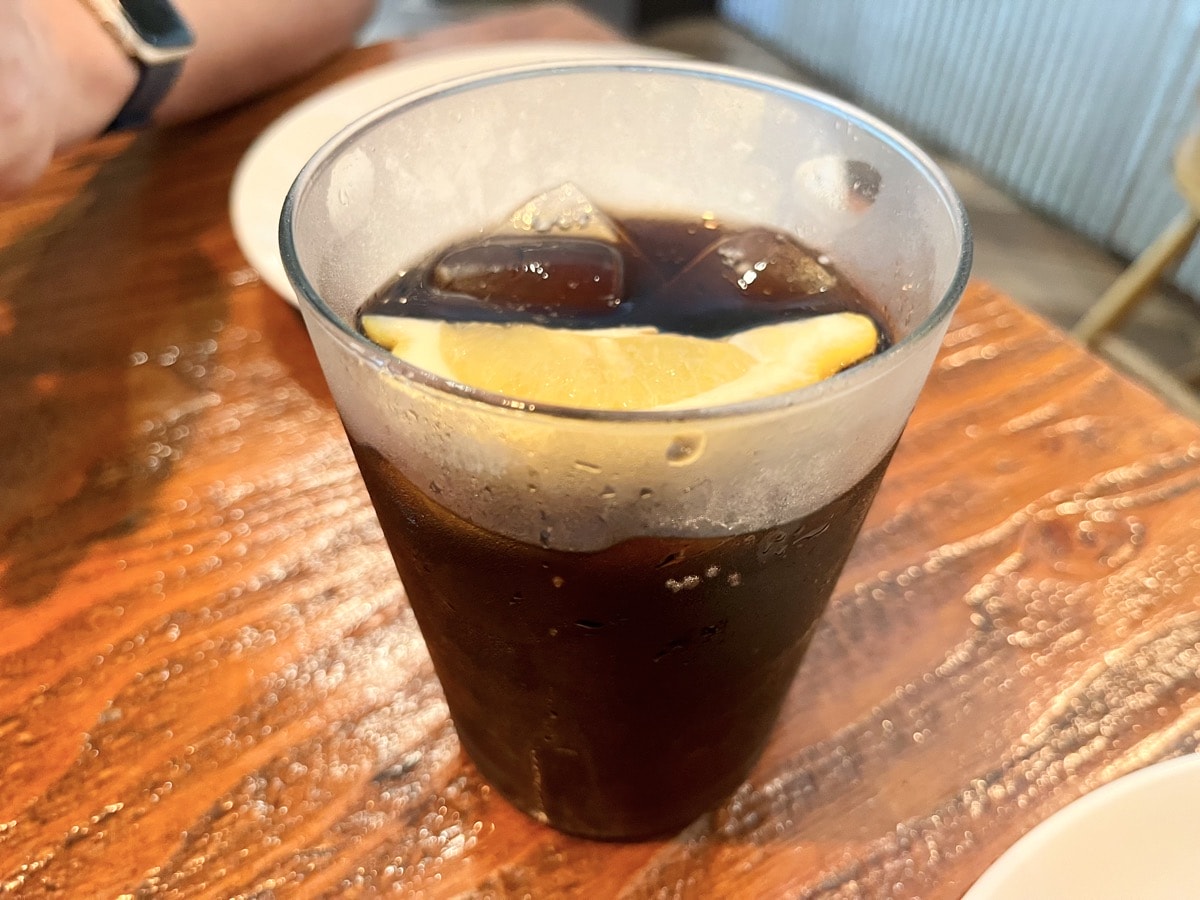 【台北美式餐廳】紐澳良小廚Nola Kitchen(信義象山店)・必點楓糖鬆餅炸雞、艾爾精釀啤酒買一送一！