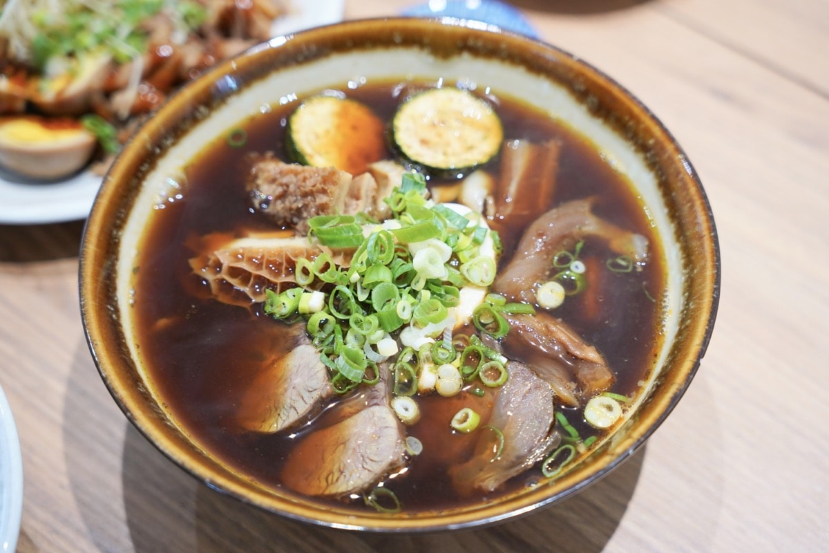 【中壢麵店推薦】尋味麵舖。中大壢中美味麵舖，必點超好吃椒麻皮蛋擔擔麵、老北京炸醬麵、牛肉麵！