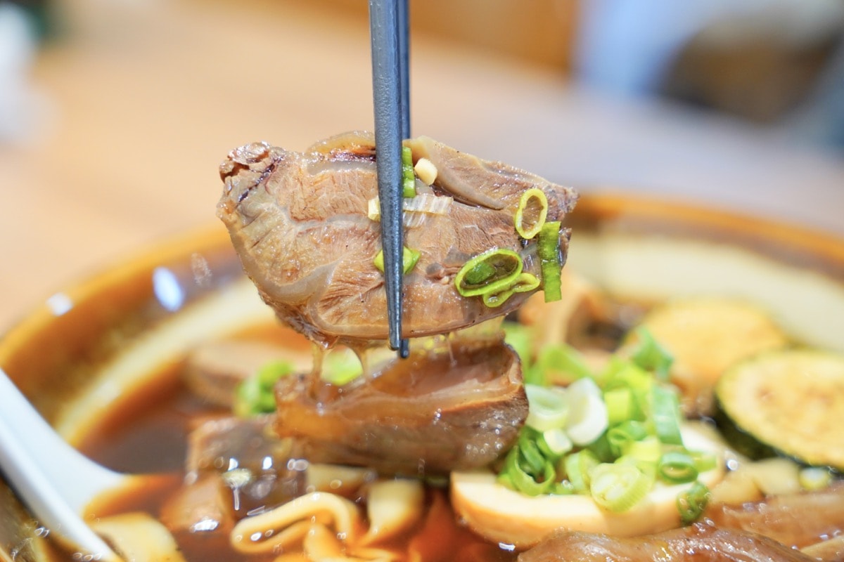 【中壢麵店推薦】尋味麵舖。中大壢中美味麵舖，必點超好吃椒麻皮蛋擔擔麵、老北京炸醬麵、牛肉麵！