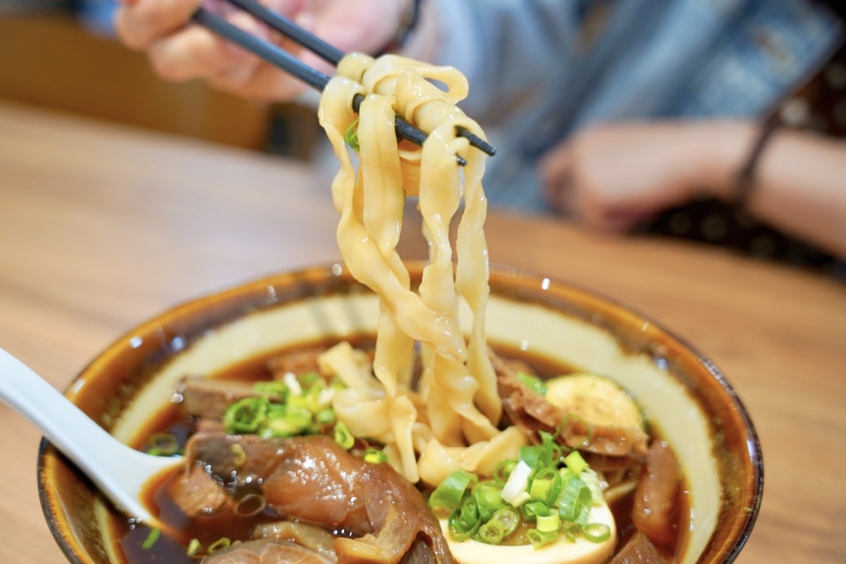 【中壢麵店推薦】尋味麵舖。中大壢中美味麵舖，必點超好吃椒麻皮蛋擔擔麵、老北京炸醬麵、牛肉麵！