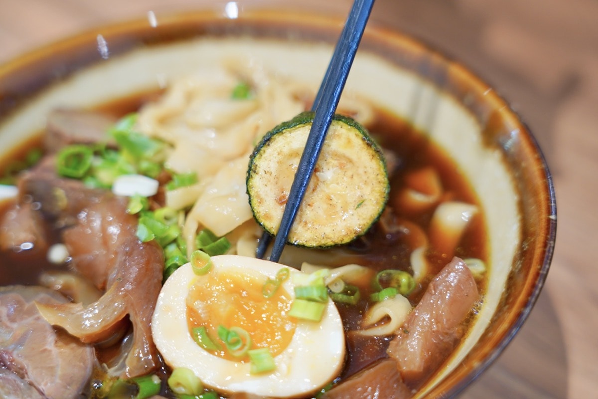 【中壢麵店推薦】尋味麵舖。中大壢中美味麵舖，必點超好吃椒麻皮蛋擔擔麵、老北京炸醬麵、牛肉麵！