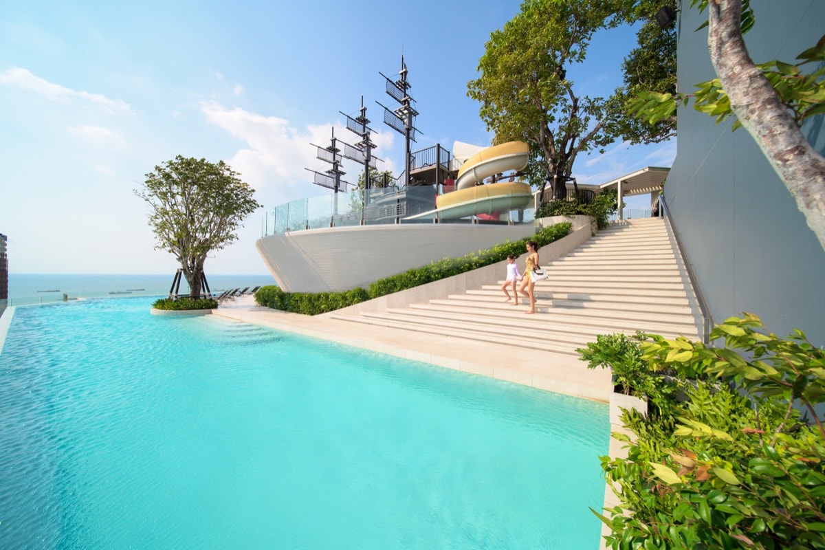 【2025芭達雅親子飯店推薦】精選10間度假海景飯店 泳池滑水道、人造浪、兒童遊戲室全家輕鬆玩！