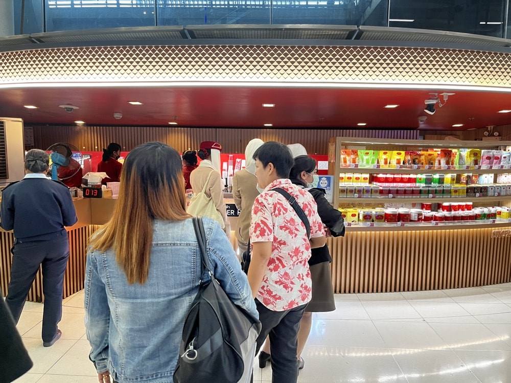 曼谷蘇萬那普機場手標紅茶泰奶排隊人潮