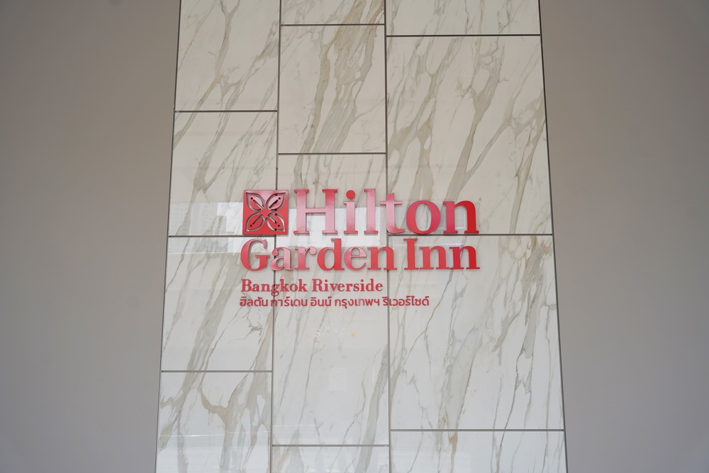 【曼谷新開幕飯店】曼谷河畔希爾頓花園飯店 Hilton Garden Inn Bangkok Riverside，Iconsiam暹羅天地、BTS一分鐘就到！河畔高空泳池24小時健身房