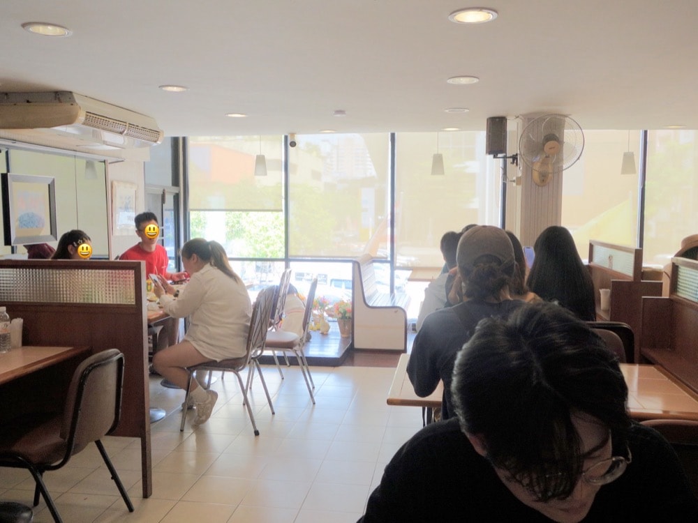 【曼谷美食推薦】Inter Restaurant。Siam商圈經典泰菜料理,在地人觀光客都愛吃! - 第4張圖 曼谷泰式料理推薦-在地平價美食餐廳inter restaurant-二樓空間