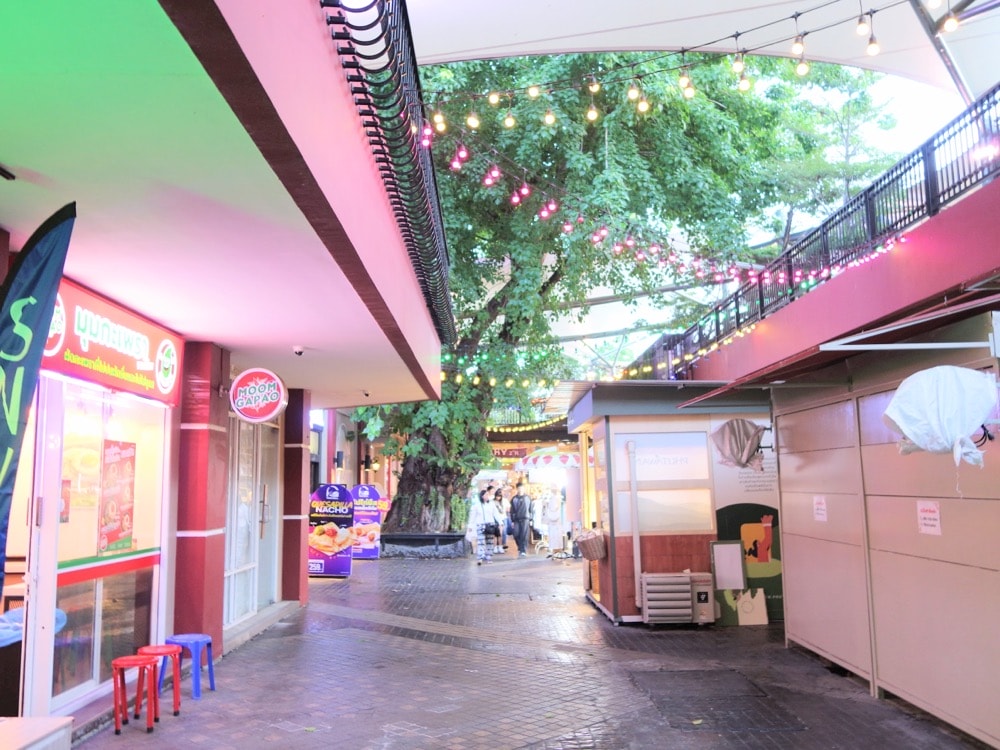 【Tha Maharaj 碼頭文青市集】曼谷瑪哈拉河畔市集,悠閒老城區散步景點 - 第10張圖 曼谷Tha Maharaj文青碼頭市集夜市。曼谷瑪哈拉碼頭市集景點介紹
