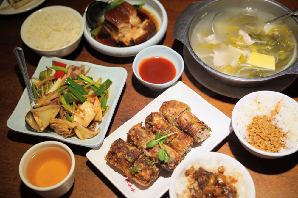 【喫飯食堂】永康街美食小吃推薦，必點招牌煎豬肝、封肉，喫飯食堂心得評價