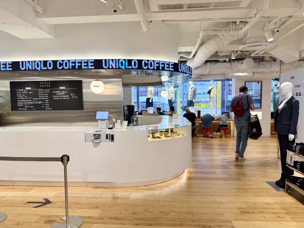 【UNIQLO COFFEE新宿東口本店】新宿UNIQLO二樓賣咖啡附設座位!ユニクロ新宿本店 - 第2張圖 UNIQLO COFFEE 新宿本店-到東京逛uniqlo買衣服也可以喝咖啡