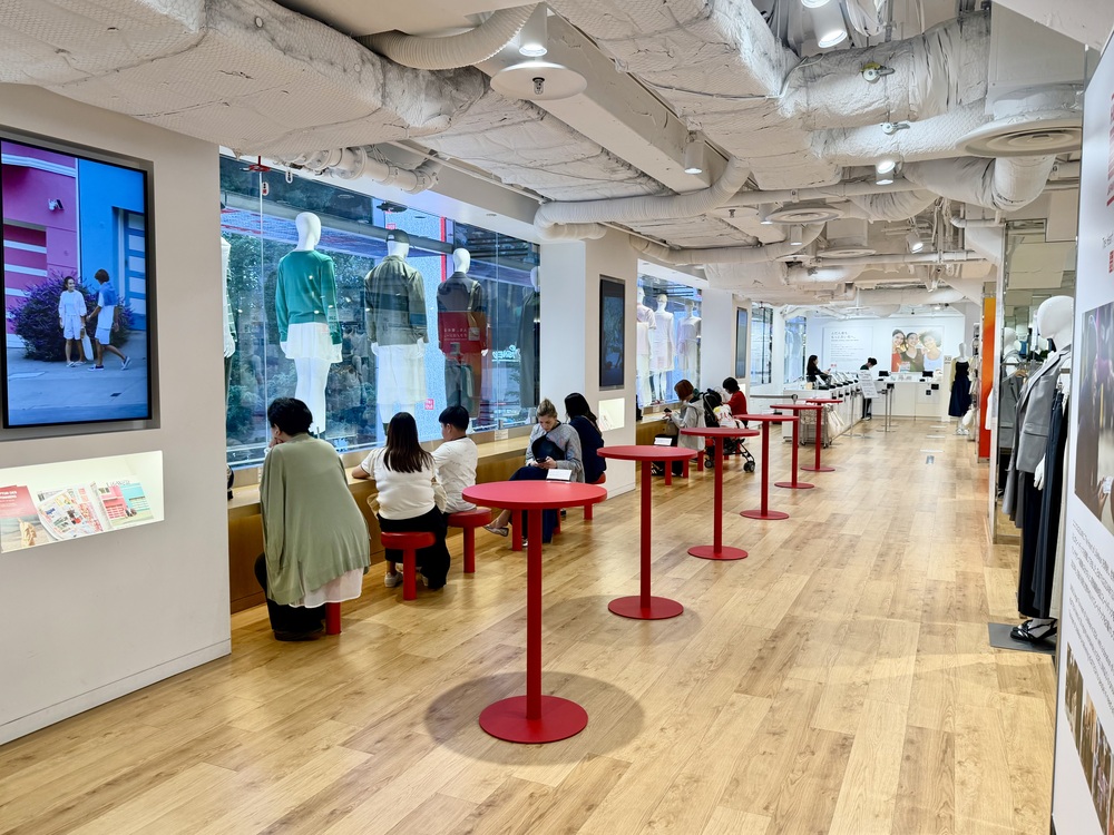 【UNIQLO COFFEE新宿東口本店】新宿UNIQLO二樓賣咖啡附設座位!ユニクロ新宿本店 - 第4張圖 UNIQLO COFFEE 新宿本店-到東京逛uniqlo買衣服也可以喝咖啡