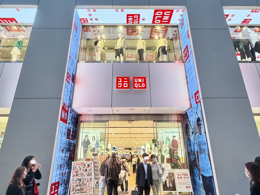 【UNIQLO COFFEE新宿東口本店】新宿UNIQLO二樓賣咖啡附設座位!ユニクロ新宿本店 - 第1張圖 UNIQLO COFFEE 新宿本店-逛uniqlo買衣服也可以喝咖啡