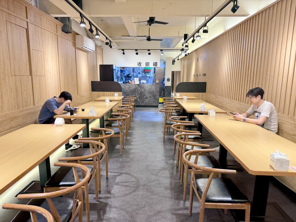 【中壢美食小吃】集英會牛肉麵 中壢中央東店．平價美味牛肉麵、麻醬麵，附設飲料機、冰淇淋吃到飽