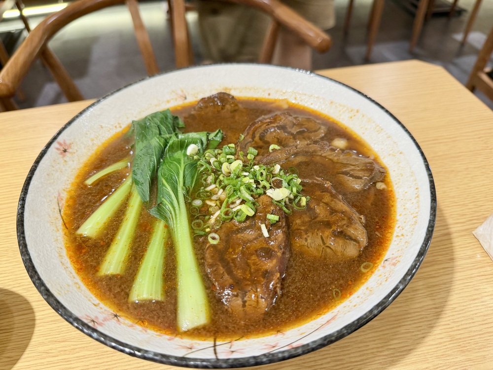 【中壢美食小吃】集英會牛肉麵 中壢中央東店．平價美味牛肉麵、麻醬麵，附設飲料機、冰淇淋吃到飽