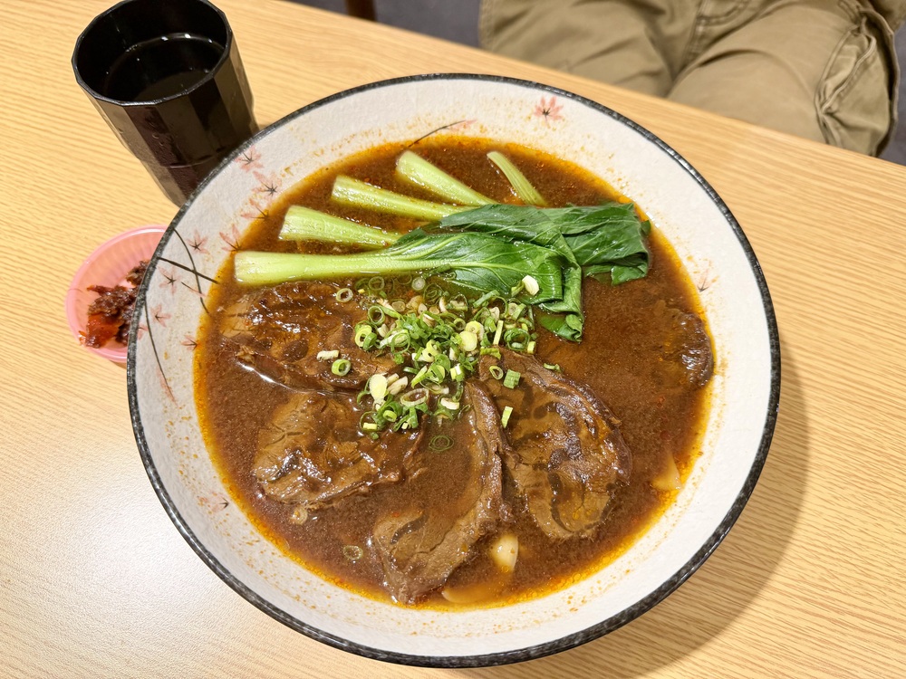 【中壢美食小吃】集英會牛肉麵 中壢中央東店．平價美味牛肉麵、麻醬麵，附設飲料機、冰淇淋吃到飽