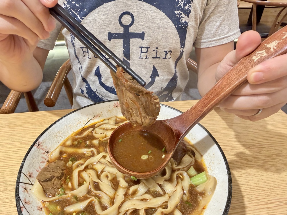 【中壢美食小吃】集英會牛肉麵 中壢中央東店．平價美味牛肉麵、麻醬麵，附設飲料機、冰淇淋吃到飽